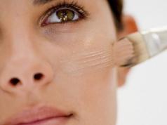 Hogyan lehet gyorsan álcázni a pattanásokat az arcodon Hogyan lehet elrejteni a bőrpírt