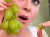 Чому виноград краще їсти разом із кісточками?