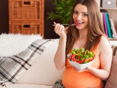 Διατροφή για μια έγκυο γυναίκα στο δεύτερο τρίμηνο: ας συζητήσουμε τις αποχρώσεις και τους κανόνες της διατροφής